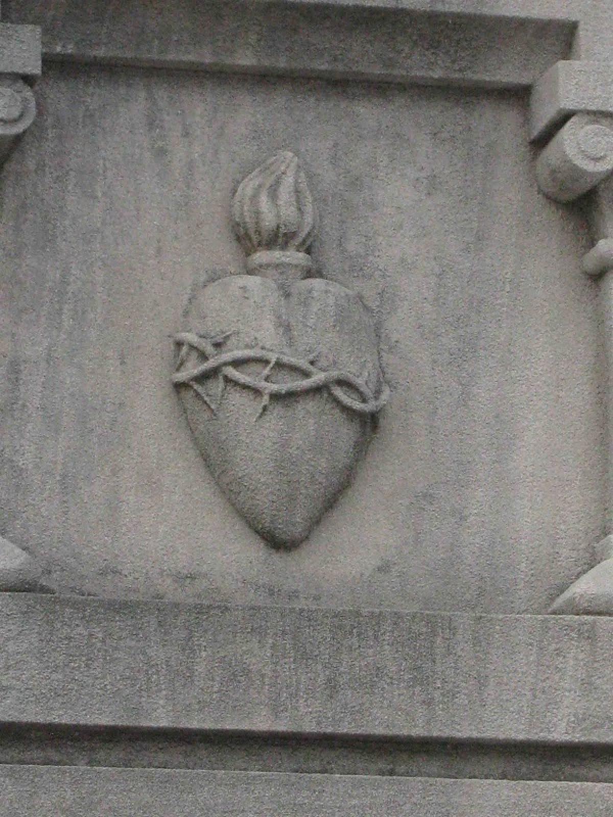 OK, Grove, Headstone Symbols and Meanings, Heart and Flame (Sacred Heart of Jesus Christ)